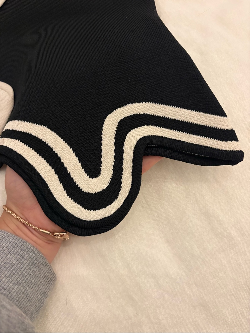 PH5 knitted scalloped Wavy Hem Colorblock Tank Top — Black & Cream - Picture 3 of 6